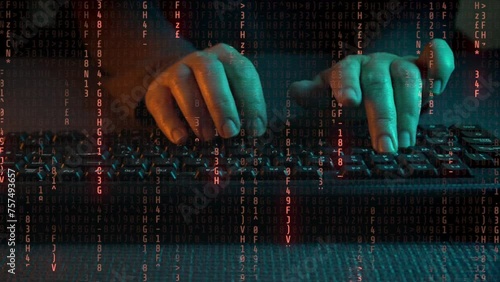 Primer plano de las manos escribiendo en el teclado. Luces de neón verdes y naranjas iluminan los laterales. Letras rojizas tipo matrix cayendo por la pantalla Cyberpunk. 60 fps.