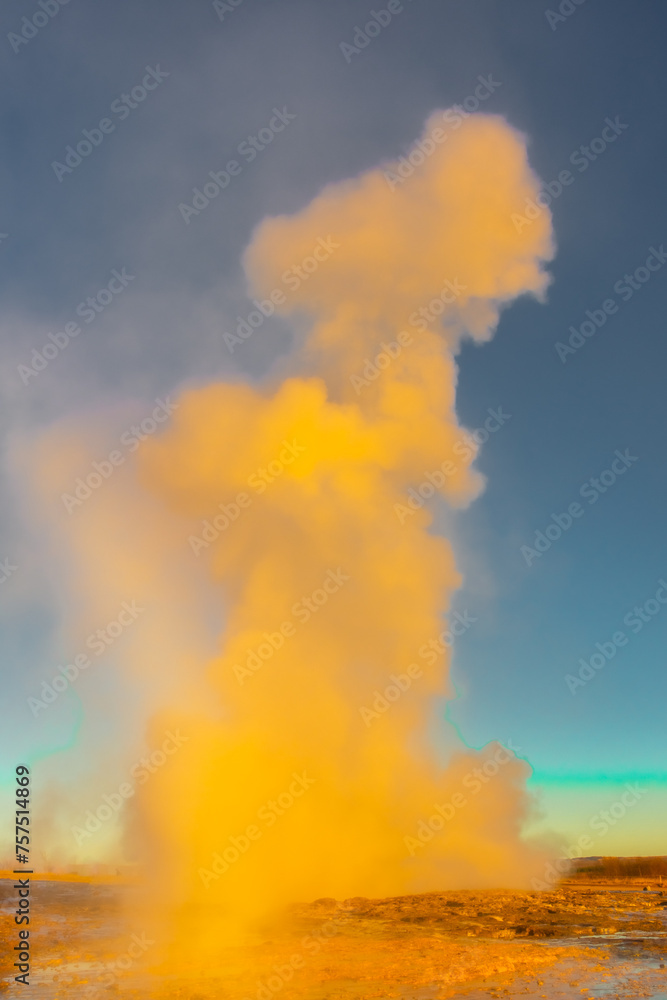 Obraz premium Stokkur geyser spectacular eruption in front of the sun , Iceland