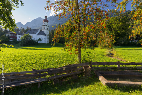 Kirche St. Martin, Vogelbeerbaum, Gnadenwald, Halltaler Kette, Tirol, Österreich