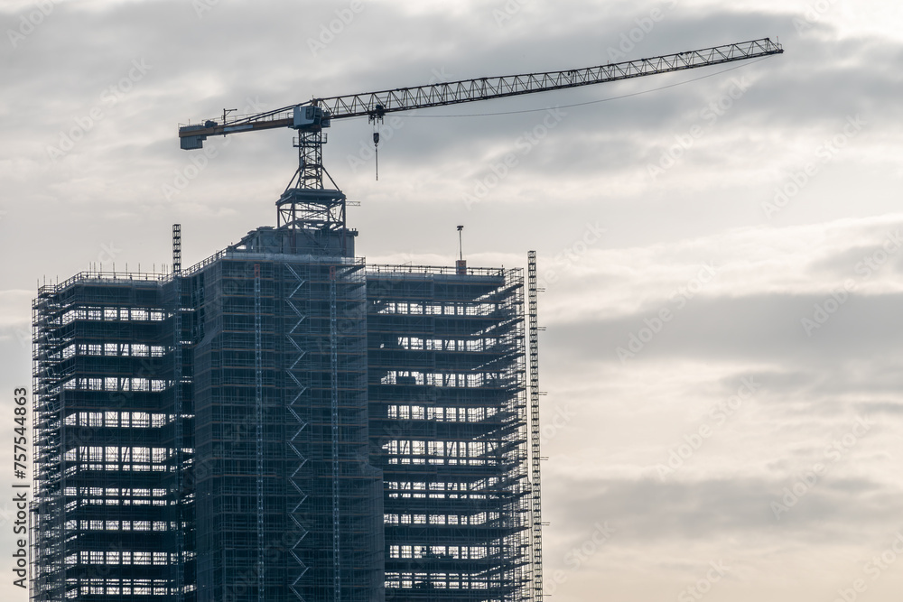 Hochhaus mit Baukran Hochhaus mit Baukran