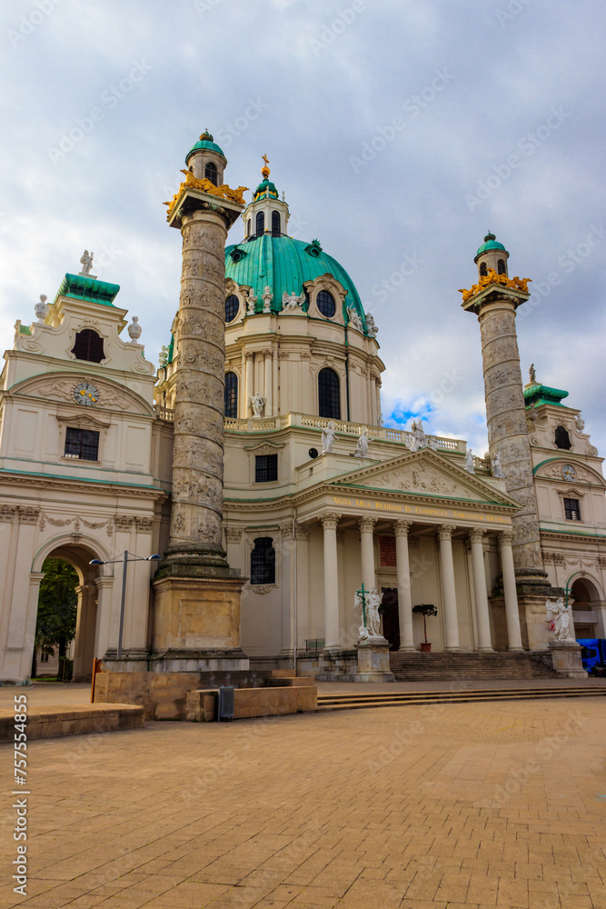 Obraz premium St. Charles's Church (Karlskirche) in Vienna, Austria