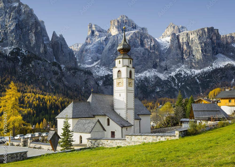 Colfosco Kirche, Sella, Südtirol, Alto Adige, Dolomiten, Italien