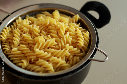 pasta fusilli cocida en agua hirviendo