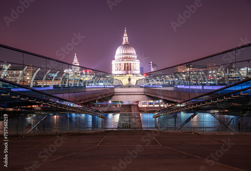 Foto st paul cathedral and millennium bridge in the night in London