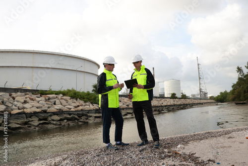 Εκτύπωση καμβά Chief of Construction engineer planning and briefing for safety and building a factory in oil refinery plant, cooperation work together teamwork concept