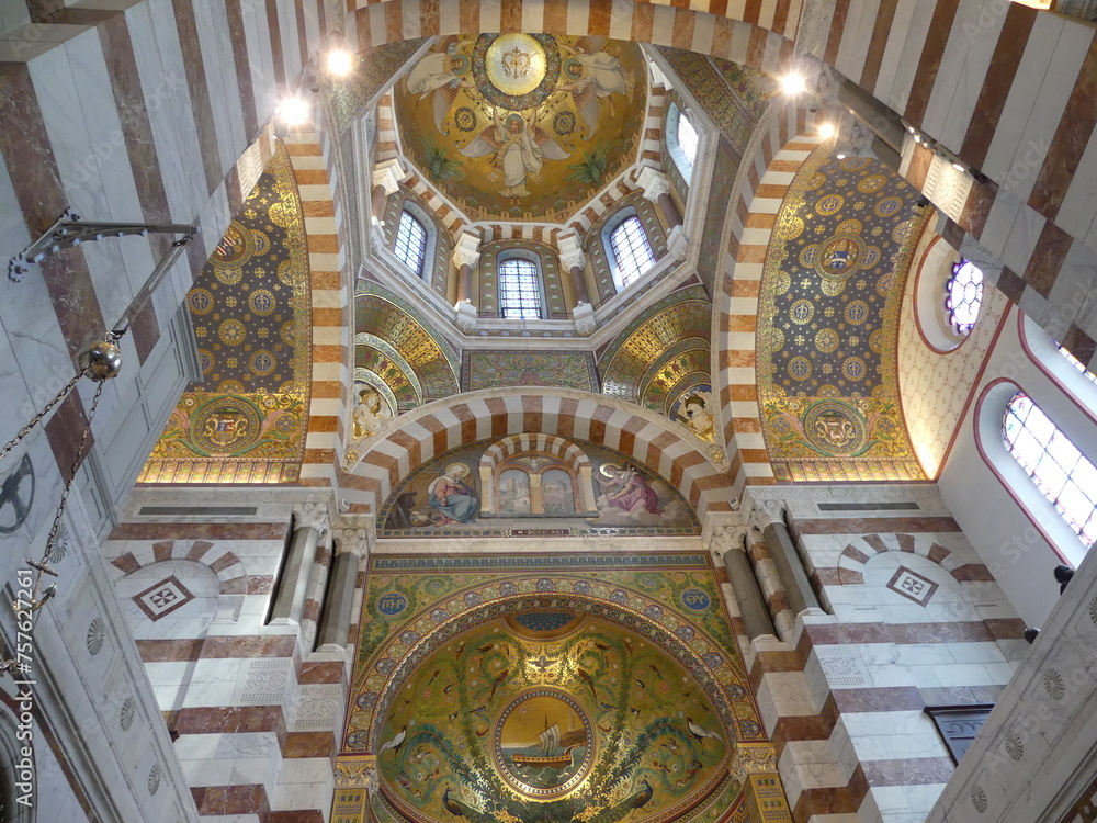 Fototapeta premium Intérieur et dorures de la basilique Notre-Dame de la Garde à Marseille