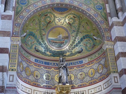 Intérieur et dorures de la basilique Notre-Dame de la Garde à Marseille