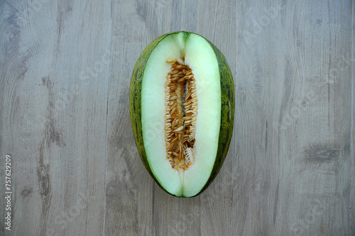 melão sapo cortado ao meio prazer em comer fruta  photo