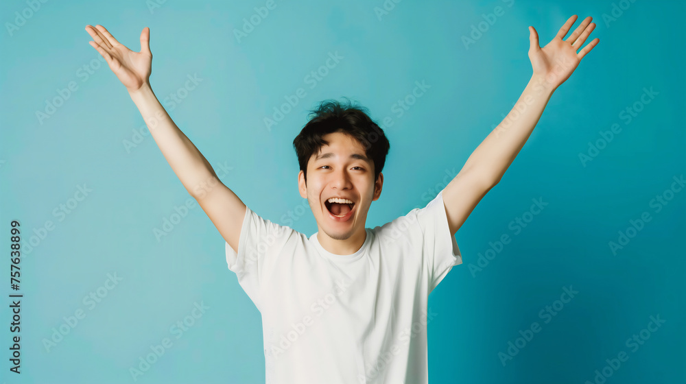 笑顔で両手を上げる若い男性。アジア、日本 笑顔で両手を上げる若い男性。アジア、日本