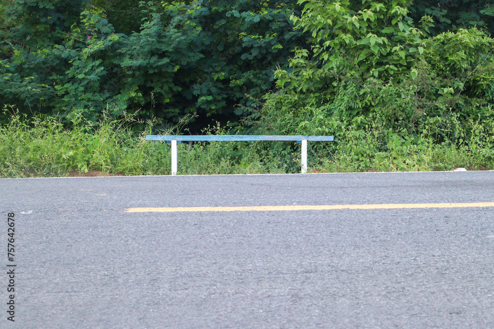 Obraz premium Bench on the other side of the track