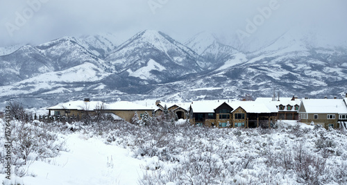 Fotografía Recently built houses in Mountain Green, Morgan County, Utah, with mountains of the Wasatch Range in the background