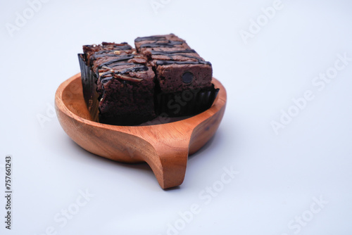 Market snacks made from flour and other ingredients in square shapes are called chocolate brownies
