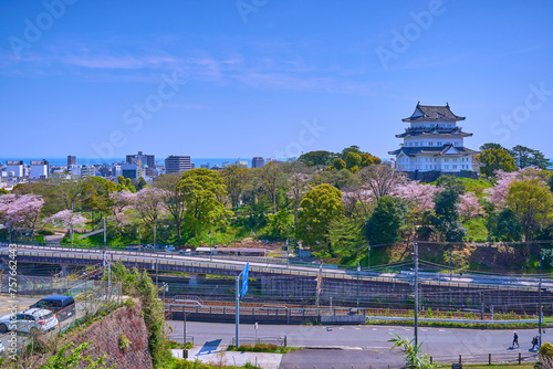 Tableau sur toile 春の八幡山古郭東曲輪跡から小田原市の小田原城、栄町1丁目方面を見る