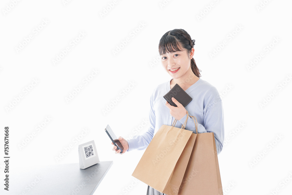 QRコード決済をする若い女性 QRコード決済をする若い女性