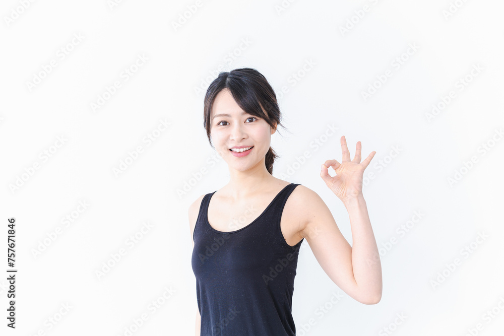 OKサインをする笑顔の若い女性