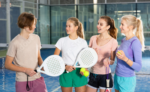 Young athletes share their impressions after playing padel on the tennis court © JackF