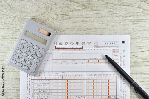 電卓とペンと相続税の申告書