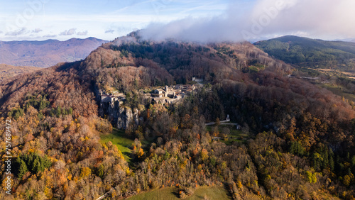 Santuario de la Verna en Italia 800 años de la aparición de los estigmas a San Francisco de Asís monasterio católico en medio del bosque y rodeado de nubes