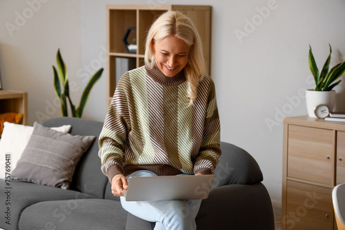 Mature woman with laptop vi...