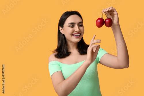 Happy young woman holding f...