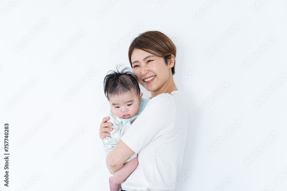子供を抱っこするお母さん