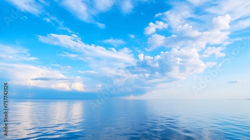 青空と水面、余白・コピースペースのある水の背景