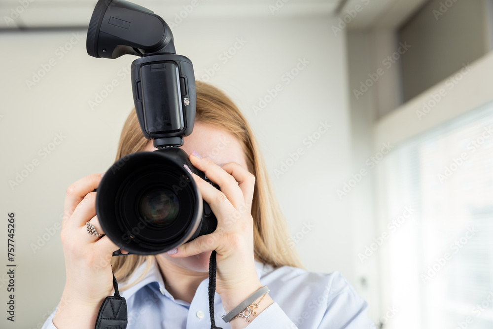 Fototapeta premium 女性カメラマン photographer
