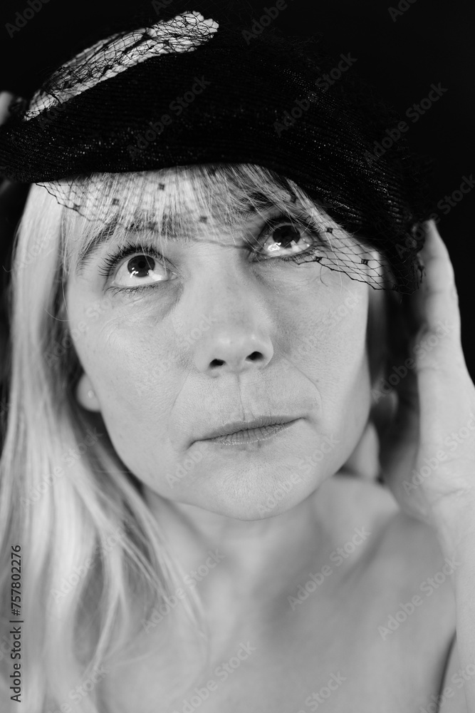 Blick einer Frau nach oben unter Schleier hindurch mit weissem Haar und Vintage-Hut Blick einer Frau nach oben unter Schleier hindurch mit weissem Haar und Vintage-Hut