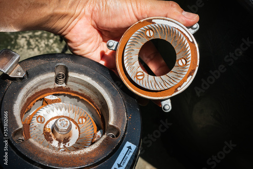 Foto Coffee grinder cleanup and maintenance services.