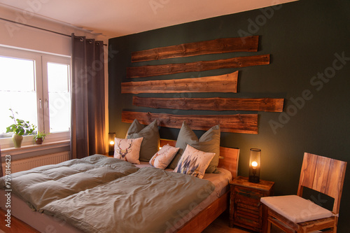 gemütliches Schlafzimmer mit Holz und Bett