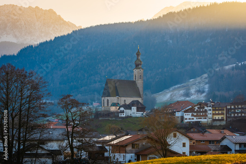 Kirche in Anger mit den Alpen im Berchtesgadener Land im Sonnenuntergang im Frühling