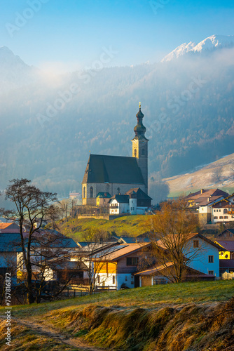 Kirche in Anger in den Alpen im Berchtesgadener Land mit Nebel im Sonnenaufgang im Frühling