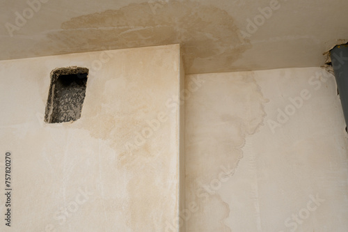 Zaciek na ścianie i suficie, przeciekający dach obok komina