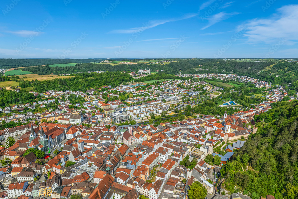 Blick auf das idyllisch gelegene Eichstätt, zentrale Stadt des Naturparks Altmühltal in Bayern