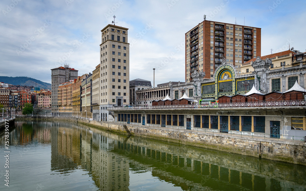 Estación Central Indalecio Prieto : Paisaje urbano de la ciudad de Bilbao, Vizcaya, España