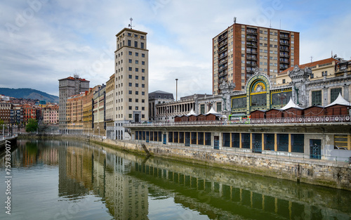 Estación Central Indalecio Prieto : Paisaje urbano de la ciudad de Bilbao, Vizcaya, España