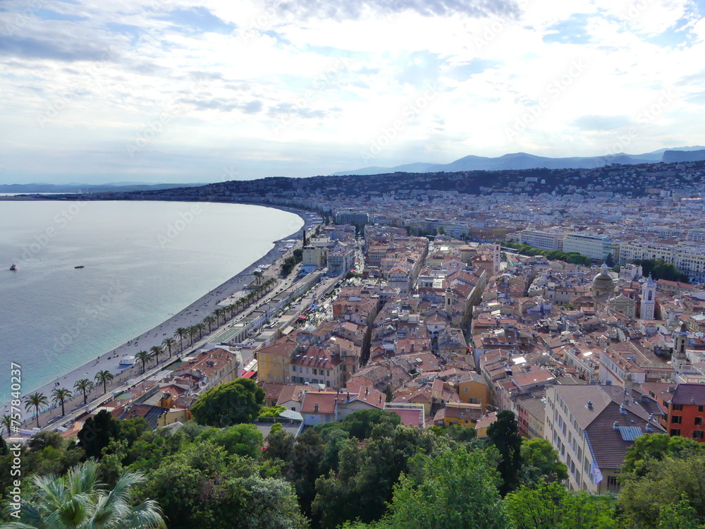 Vue de Nice et sa plage depuis les hauteurs