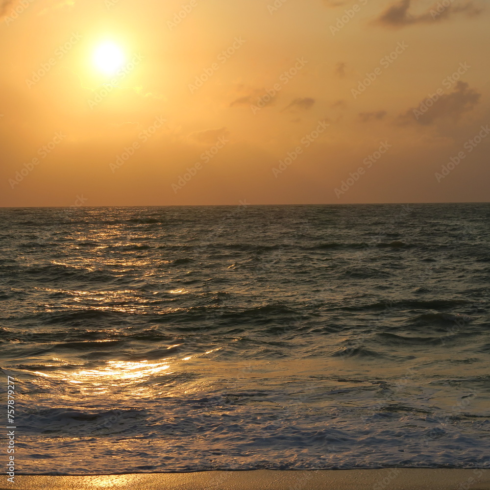 Obraz premium red sunrise on the sea