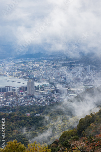 日本 滋賀県大津市の比叡山ドライブウェイ沿いにある夢見が丘展望台から見える街並みと琵琶湖