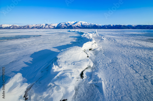 氷に覆われた冬の湖の巨大な氷の亀裂。日本ではおみわたりと呼ばれる氷丘脈の自然現象。北海道の屈斜路湖。