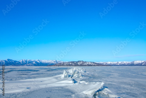 氷に覆われた冬の湖の巨大な氷の亀裂。日本ではおみわたりと呼ばれる氷丘脈の自然現象。北海道の屈斜路湖。