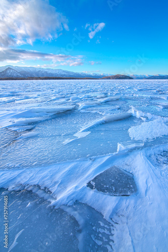 氷に覆われた雄大な湖。風に吹かれた湖面の荒れた質感のダイナミック。北海道の屈斜路湖。