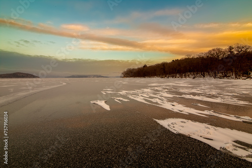 Fototapeta Naklejka Na Ścianę i Meble -  凍った湖の夕暮れ。北海道の屈斜路湖。