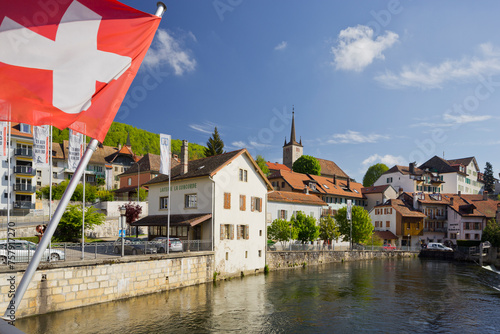 Flagge im Zentrum von Vallorbe, Orbe Fluss, Waadt, Schweiz photo