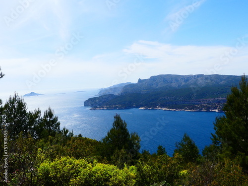 Paysage naturel de mer et verdure en Côte d'Azur © Cyndie
