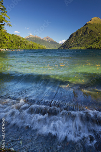 Lake Gunn, Wellen, Fiordland Nationalpark, Southland, Südinsel, Neuseeland photo
