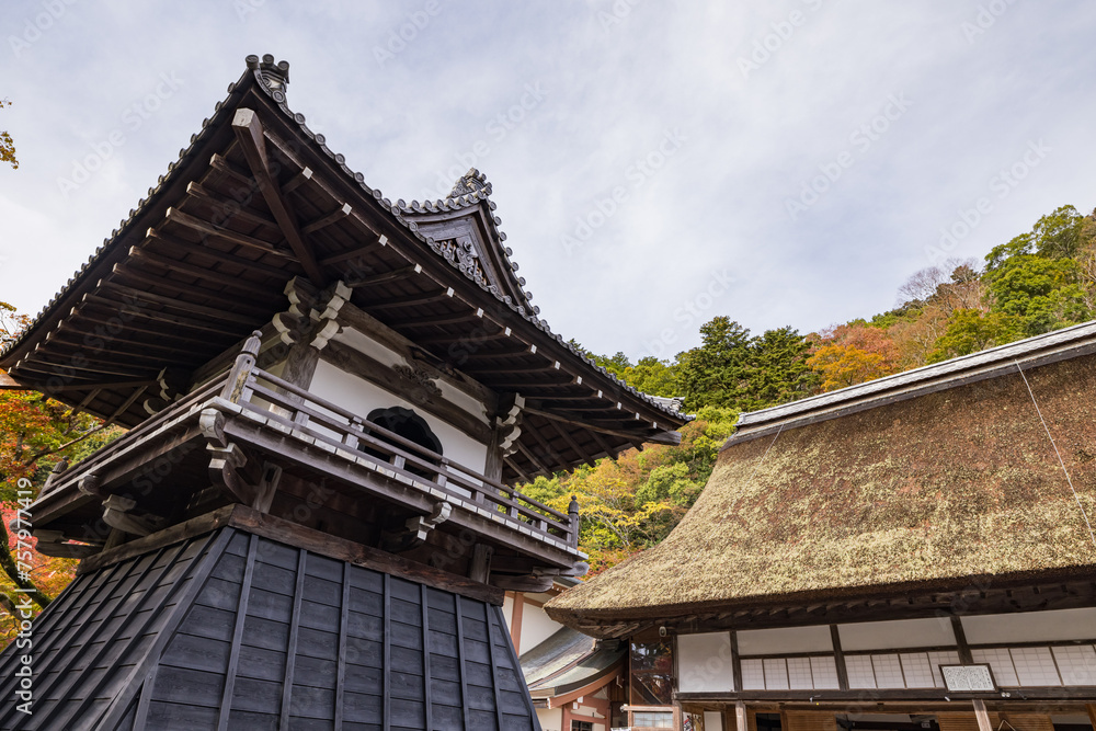 日本　滋賀県東近江市にある永源寺の鐘楼と紅葉