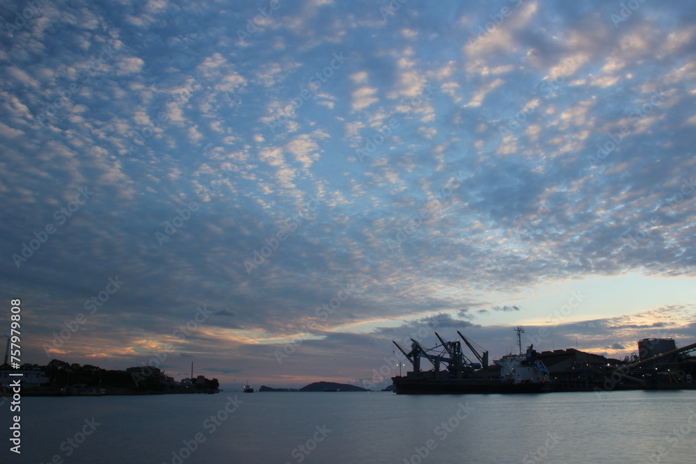 Fototapeta premium 周南コンビナートの光！ えんとつ町 山口観光 #SDGs 自然の輝き 地球環境と工場汚染