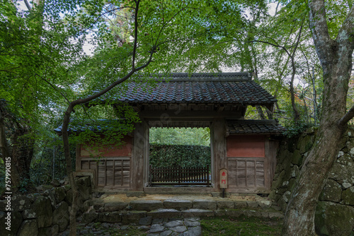 日本 滋賀県愛知郡愛荘町にある湖東三山の一つ、金剛輪寺の門