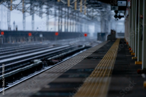 雨の新幹線ホーム（Rainy Shinkansen station）
